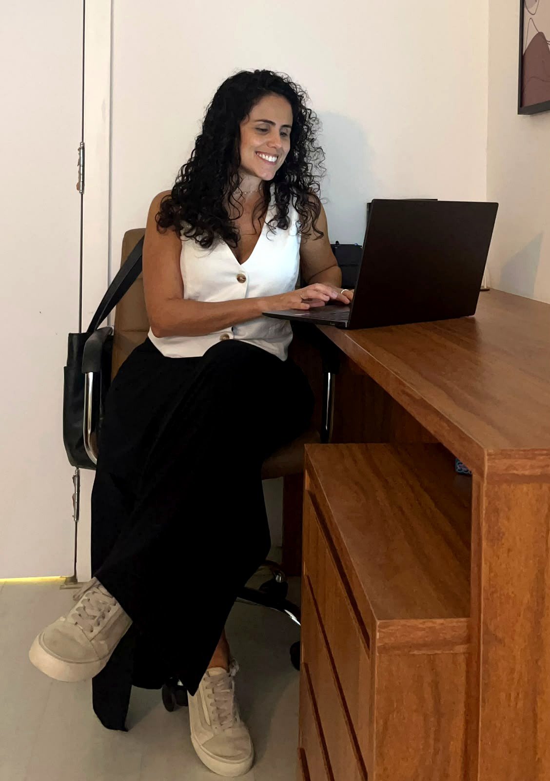 Dra. Brenda Dias em seu ambiente de trabalho
